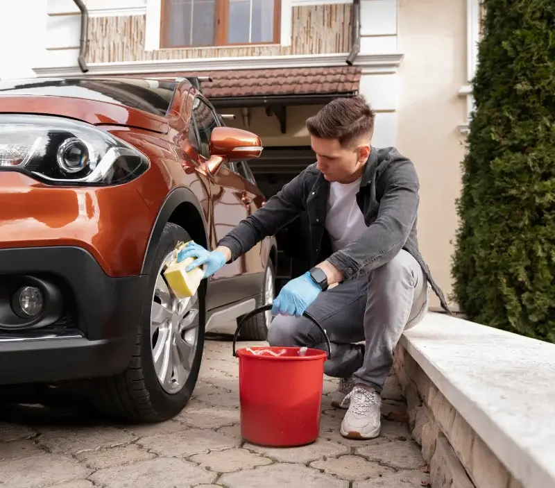 Lavage auto à domicile Saint-Julien-en-Champsaur : professionnel intervenant sur un véhicule
